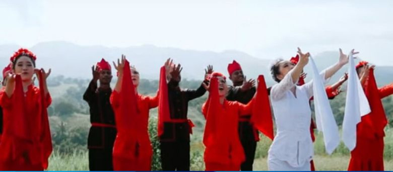 KEARIFAN LOKAL DESA MOTOLING DUA TARI MAENGKET